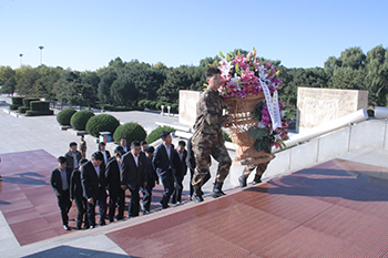 97国际校领导班子一行赴李大钊纪念馆参观学习